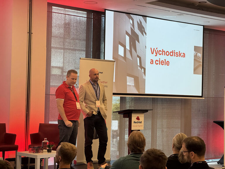 Prednáška dvoch rečníkov k východiskám a cieľom projektu na konferencii Red Hat