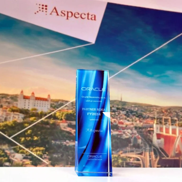 Sklenená cena Oracle Partner roka FY2024 pred panorámou Bratislavy
