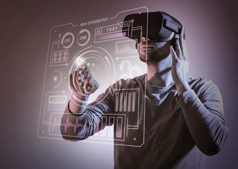Muž s okuliarmi pre virtuálnu realitu ovláda futuristické rozhranie