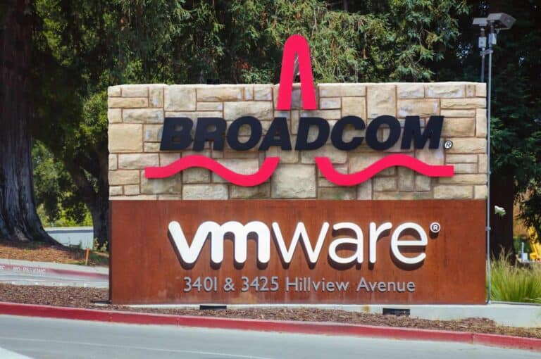 Označenie sídla Broadcom a VMware na kamennom múre